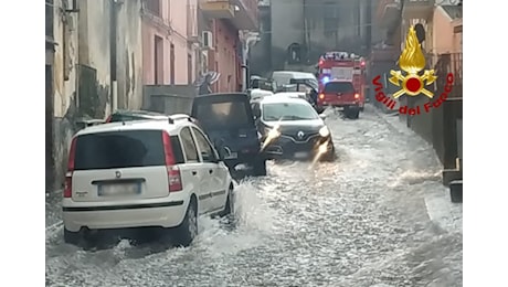 Bomba d'acqua ad Acireale, torrente esondato allaga le strade