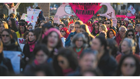 “Non una di meno”, centomila in piazza contro le violenze di genere (e Valditara)