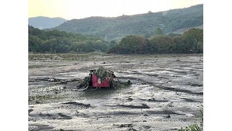 Si spala il fango, In 100 alla ricerca dei dispersi