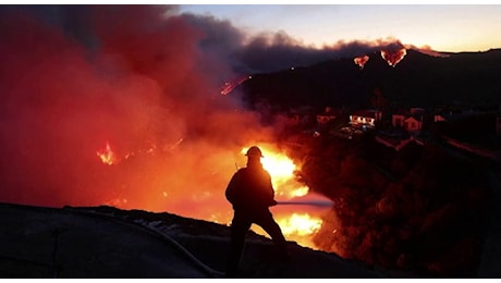 Incendio Los Angeles, 30mila evacuati e 200 mila senza elettricità