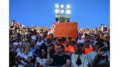 Sinner torna in campo, l'accoglienza di Roma: l'ovazione per Jannik! VIDEO
