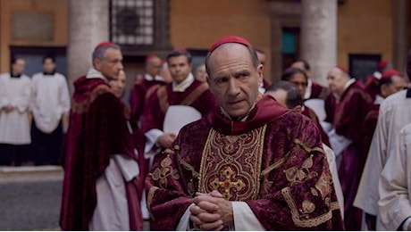 “Conclave”, il thriller sul dubbio e sul potere. Fiennes: “In Vaticano ambizione e corruzione”