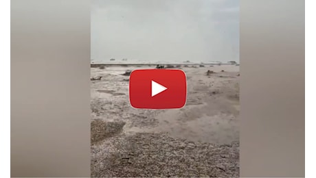 Meteo Video: Arabia Saudita, un'estesa Grandinata imbianca il deserto