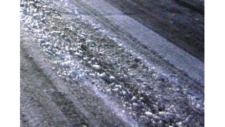 Ghiaccio in strada, codice giallo nella notte per le zone interne della Toscana