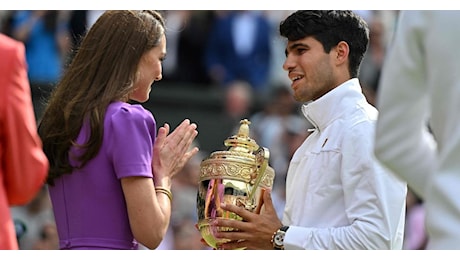 Alcaraz strapazza Djokovic e trionfa a Wimbledon