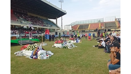 Stadio Foggia stracolmo per funerali tre giovani tifosi