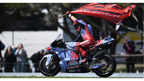 MotoGp, Marc Marquez vince il Gran Premio d’Australia dopo un testa a testa con Jorge Martin. Bagnaia solo terzo