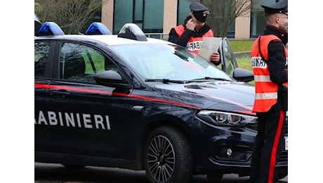 Rapina in gioielleria, minacce alla titolare. Ladri in fuga coi preziosi