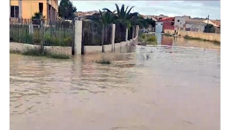 Il maltempo si abbatte sulla Sicilia: strade come fiumi, famiglie evacuate a Licata. Treni fermi