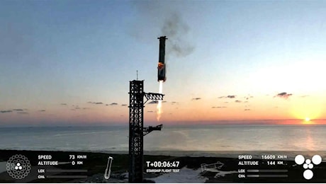 SpaceX, spettacolare recupero “al volo” di un razzo: il video del nuovo passo verso Marte