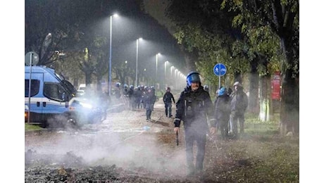 Esplodono anche a Milano le banlieue? Manifestanti in strada per la morte di Ramy Elgaml, caduto in scooter dopo un inseguimento con la polizia. Incendi, fuochi d’artificio e scontri a Corvetto. Ecco cosa sappiamo