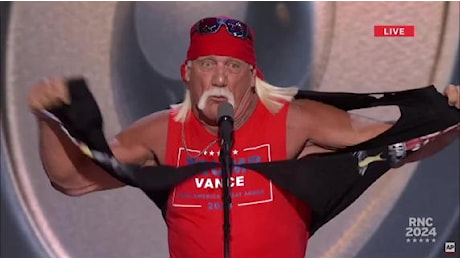 Hulk Hogan si strappa la maglia alla convention di Trump