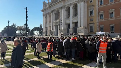 Giubileo: aperta la Porta Santa di San Giovanni in Laterano, centinaia di fedeli in fila ma il Papa non c'è