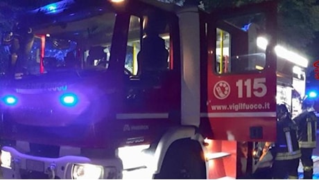 Maltempo a Foggia, vigili del fuoco travolti dall'acqua durante un'operazione di soccorso: uno è disperso. In corso le ricerche