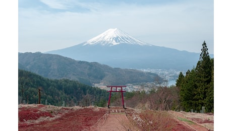 Monte Fuji in Giappone finalmente coperto di neve con un mese di ritardo