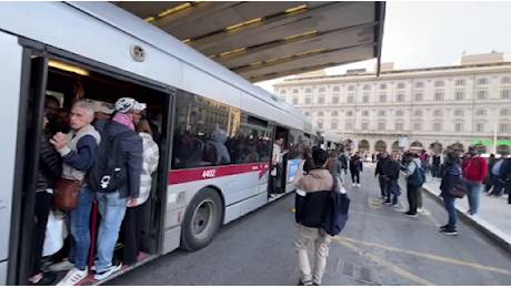 «Ho un esame, sono disperata». «Io sbattuta fuori dalla calca sul bus». Le voci dello sciopero a Roma