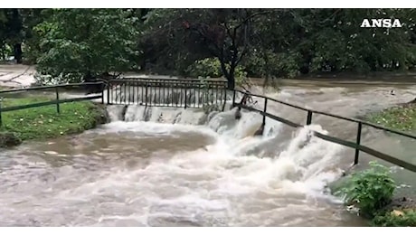 Alluvione a Milano, esonda il fiume Lambro: allagato il parco, evacuate due comunità – Le immagini