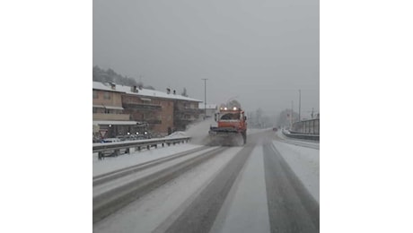 In serata l’atteso arrivo della neve, prudenza sulle strade e obbligo di attrezzatura invernale