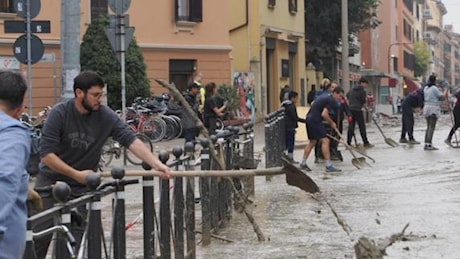 Maltempo a Bologna, chiusi anche sabato 26 ottobre scuole e parchi: «Distribuiti 4.000 sacchi di sabbia»