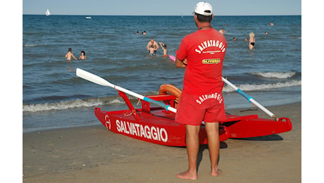 Si tuffa e salva turista, bagnino multato: il motivo, la sanzione