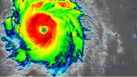I satelliti scrutano l'uragano Beryl, il più forte di inizio estate
