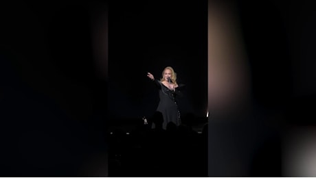 Adele vede Celin Dion al suo concerto e scattano l'abbraccio e le lacrime: La mia persona preferita