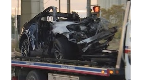 Incidente fatale a Toronto: Tesla in fiamme dopo lo schianto. Quattro ragazzi muoiono intrappolati a causa di un guasto agli sportelli