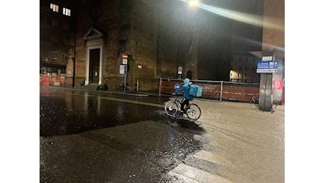 A Bologna riders al lavoro durante l'alluvione. CGIL: Denunciamo le società di food delivery