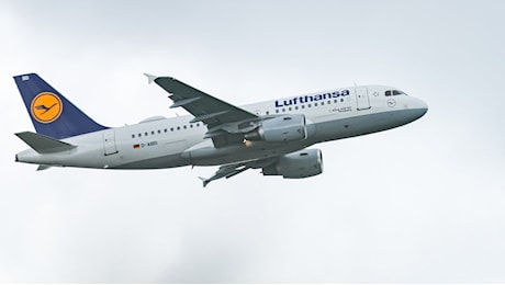 Supplemento euro-green sui biglietti aerei. Comincia Lufthansa (fino a +72 euro), si prepara Air France