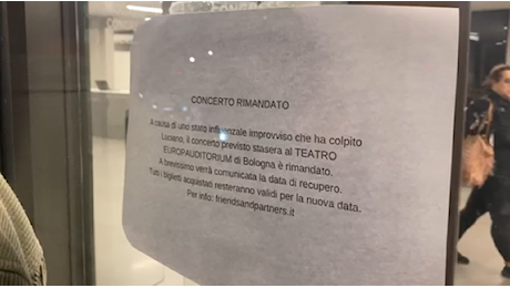 Luciano Ligabue ha la febbre, salta il concerto all'EuropAuditorium di Bologna. Federico Poggipollini saluta i fan