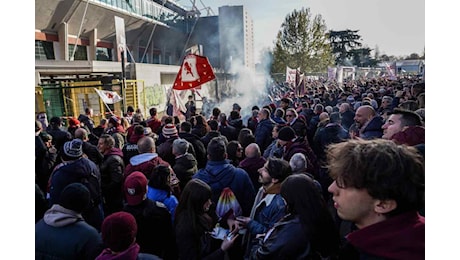 “Vendi e vattene”: contestazione contro Cairo prima di Torino-Monza