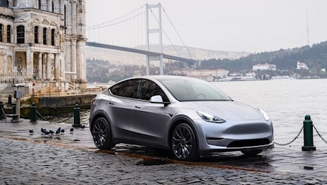 Tesla Model Y 7 posti, novità in salsa Long Range AWD: i prezzi