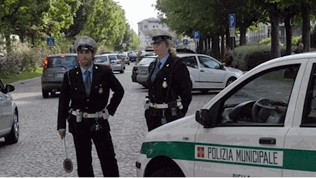 Arrabbiato con il mondo danneggia 100 auto, arrestato a Biella