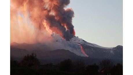 Etna in eruzione, chiusi due settori aeroporto Catania