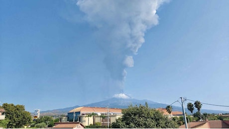 Etna è in eruzione, tra cenere e boati: chiuso l’aeroporto di Catania - Video