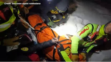 Escursionista cade per 100 metri in un canalone in Valsesia: le immagini del salvataggio con l'elicottero