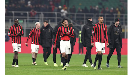 I giocatori del Milan salutano i tifosi a fine partita, dalla Curva si alza un solo coro: è un insulto