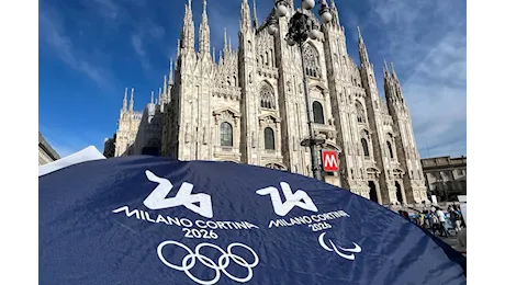 Video: incendio vicino al Duomo di Milano, fumo nero in corso Vittorio Emanuele II