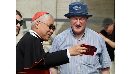 Cardinali come attori e vip richiestissimi per i selfie con i fedeli. Goh (Singapore) si concede a tutti e insegna loro come scattare - Il video