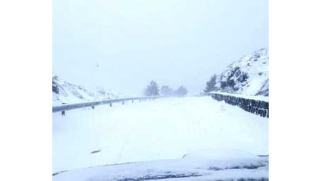 Freddo e gelo sferzano anche la provincia di Catania, allerta gialla per neve sulle strade dell'Etna