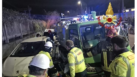 Incidente sul lavoro la vigilia di Natale: operaio morto schiacciato tra un camion della raccolta rifiuti e un'auto