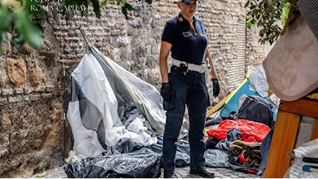 Roma, operazione anti degrado vicino Termini: rimosse 30 tende