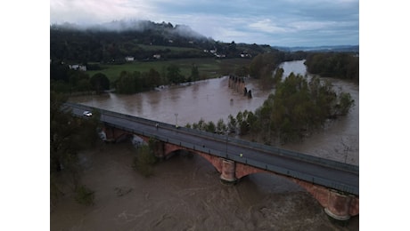 Protezione civile al lavoro ad Acqui per sistemare barriere anti inondazione