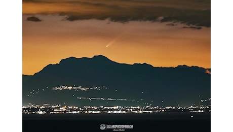 La cometa C/2023 A3 illumina il cielo di Salerno: uno scatto mozzafiato da Amalfi