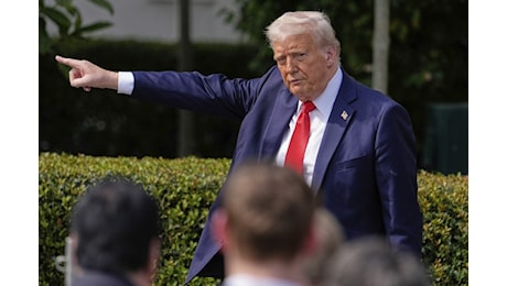Scontro tra Trump e Harvard: il tycoon congela 2,2 miliardi di dollari destinati all'università