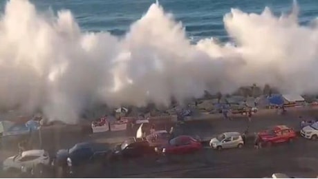 Perù, violente onde anomale del ‘maretazo’. Le autorità sconsigliano il Capodanno in spiaggia