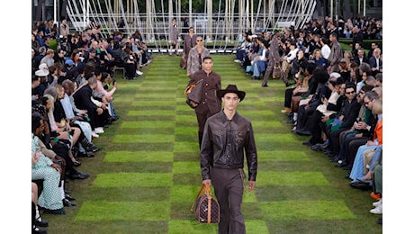 Le Monde est à vous: la sfilata uomo primavera estate 2025 di Louis Vuitton