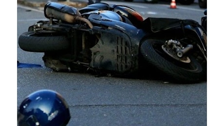 Incidente mortale ad Afragola, perde il controllo dello scooter, deceduto guidatore. Passeggero in ospedale