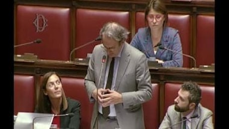 Bonelli in Aula intona ‘Il ragazzo della via Gluck’ di Celentano durante il suo intervento