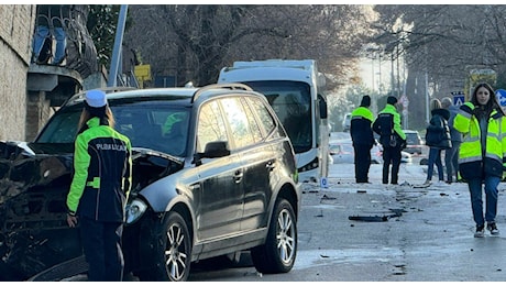 Macchina contro una colonna del gas a Torrette, due morti. Quartiere blindato e ospedale con le bombole: «Chiudete le finestre»